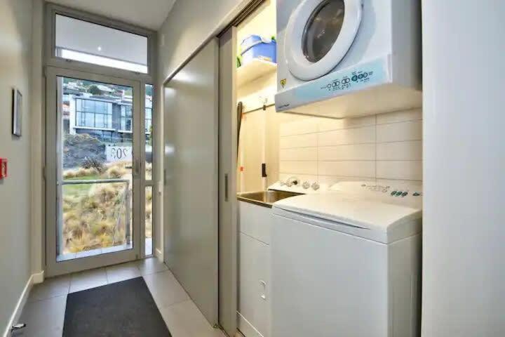 Luxury Lakeview 2 Bedroom Apartment 퀸즈타운 외부 사진
