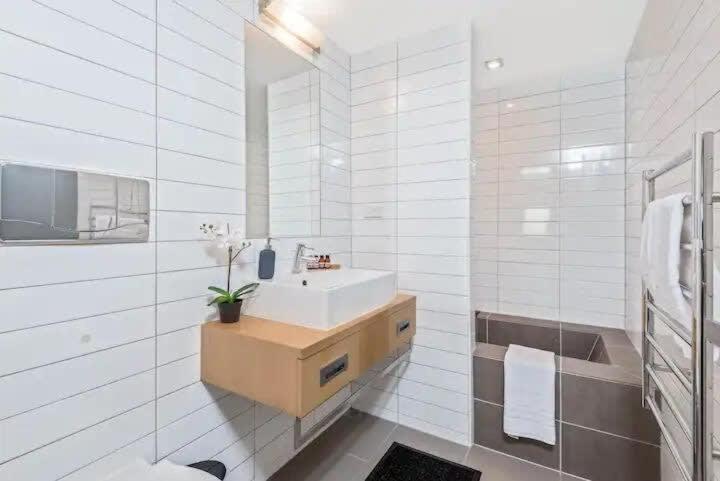 Luxury Lakeview 2 Bedroom Apartment 퀸즈타운 외부 사진