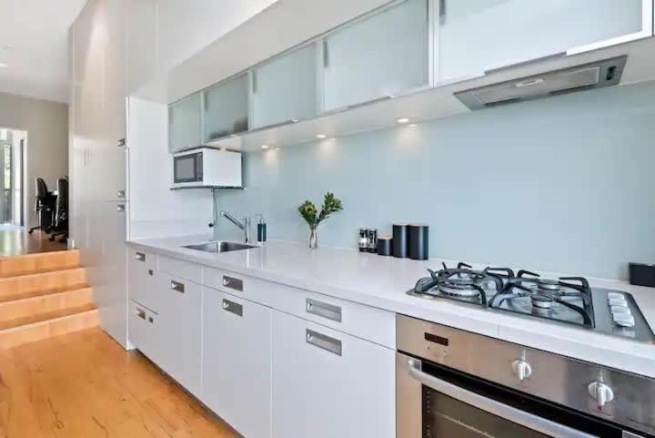 Luxury Lakeview 2 Bedroom Apartment 퀸즈타운 외부 사진